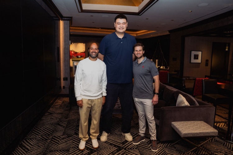 开云电竞官网-姚明近日现身休斯敦 和火箭总经理斯通以及小费尔蒂塔合影