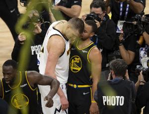 开云电竞官网-科尔：放在十年前 约基奇和库里的表现会让NBA球迷都疯掉