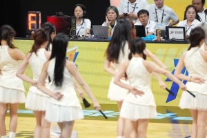 体育-AUBL亚洲大学生篮球联赛半决赛开打 赛前精彩啦啦队表演来袭