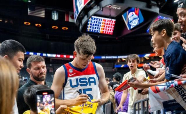 在线娱乐-湖人新星成名烦恼：在家中打牌却被传与霉霉恋爱