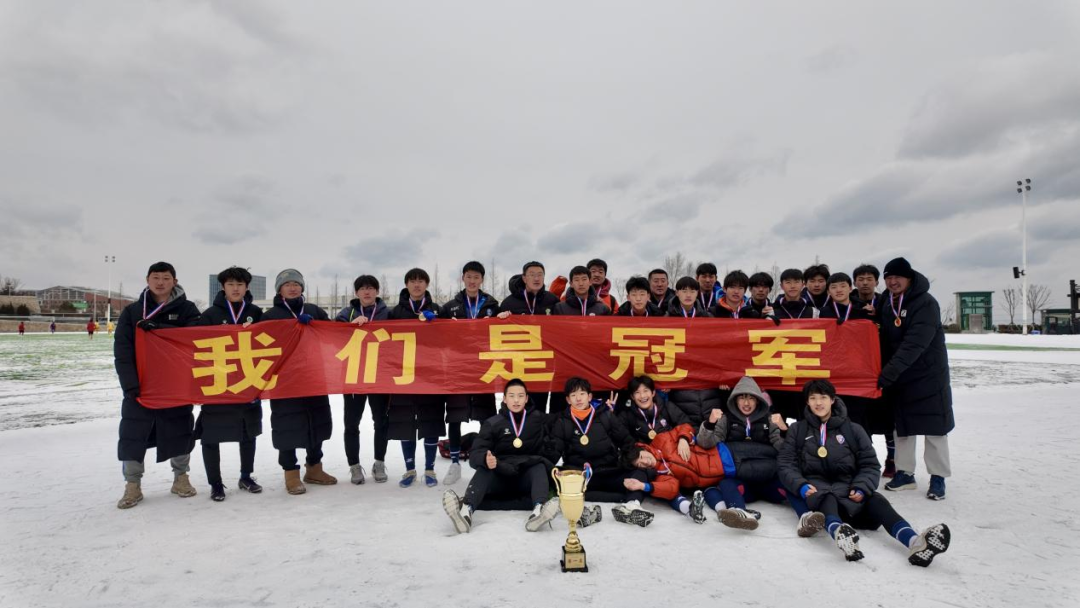 在线娱乐-全胜夺冠！青岛二中足球队十一连胜捧起队史首座 “市长杯”