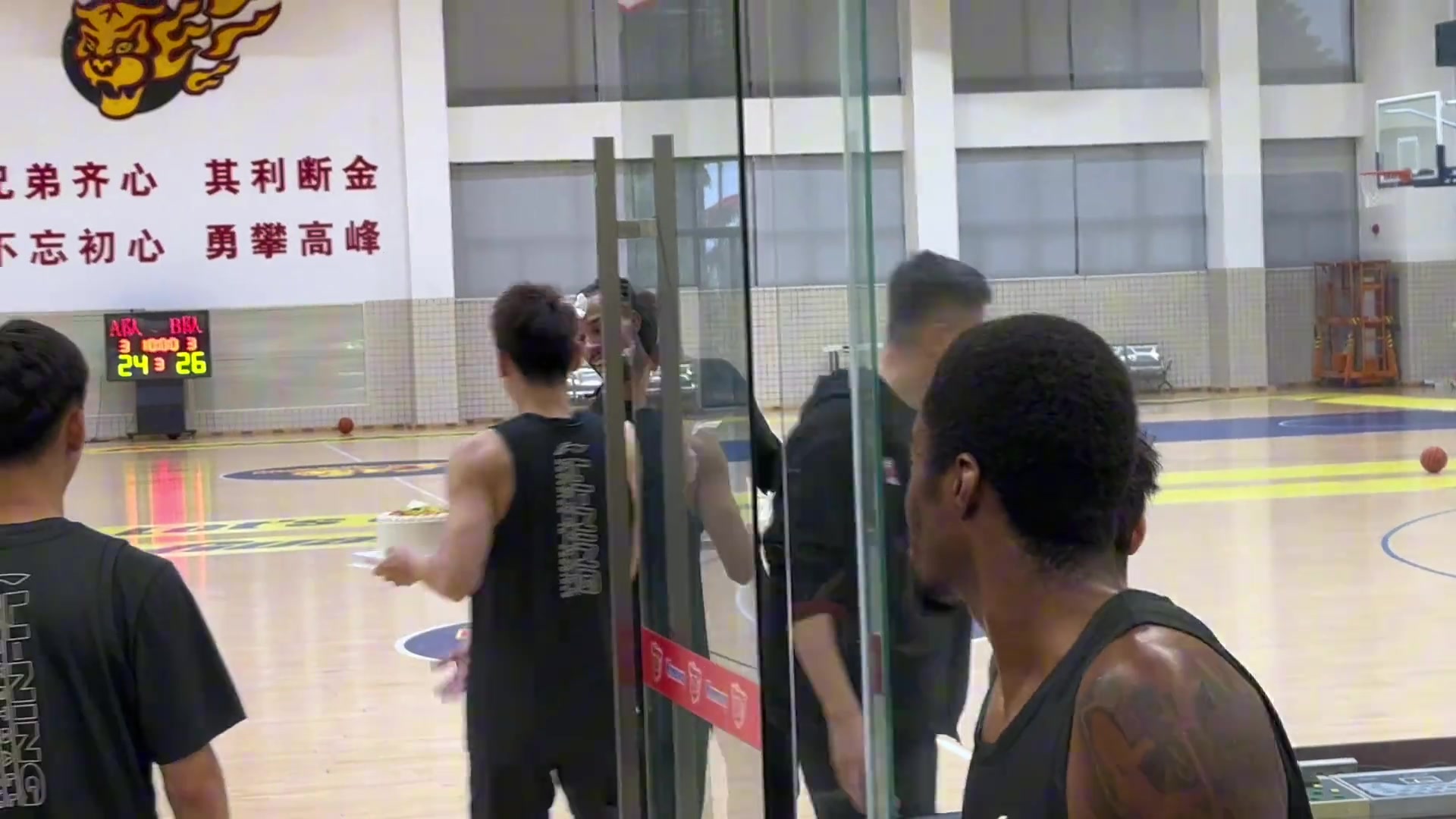 电竞投注-广东队全队为萨林杰庆生！这次没有标配的摁头吃蛋糕了！