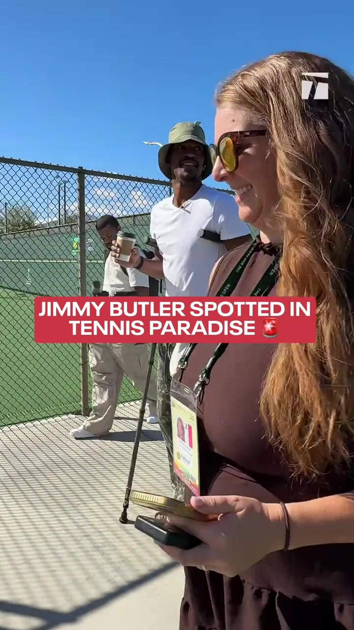 体育博彩-术后26天！巴特勒拄双拐亮相网球场 手持咖啡 拥抱好友兹维列夫