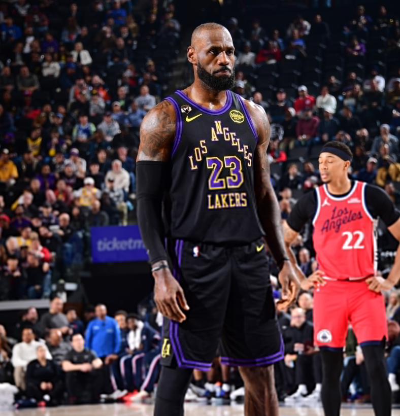 开云电竞账号-轰23+6+5再刷历史首人纪录！詹皇末节引两波攻防浪潮 41岁不服老